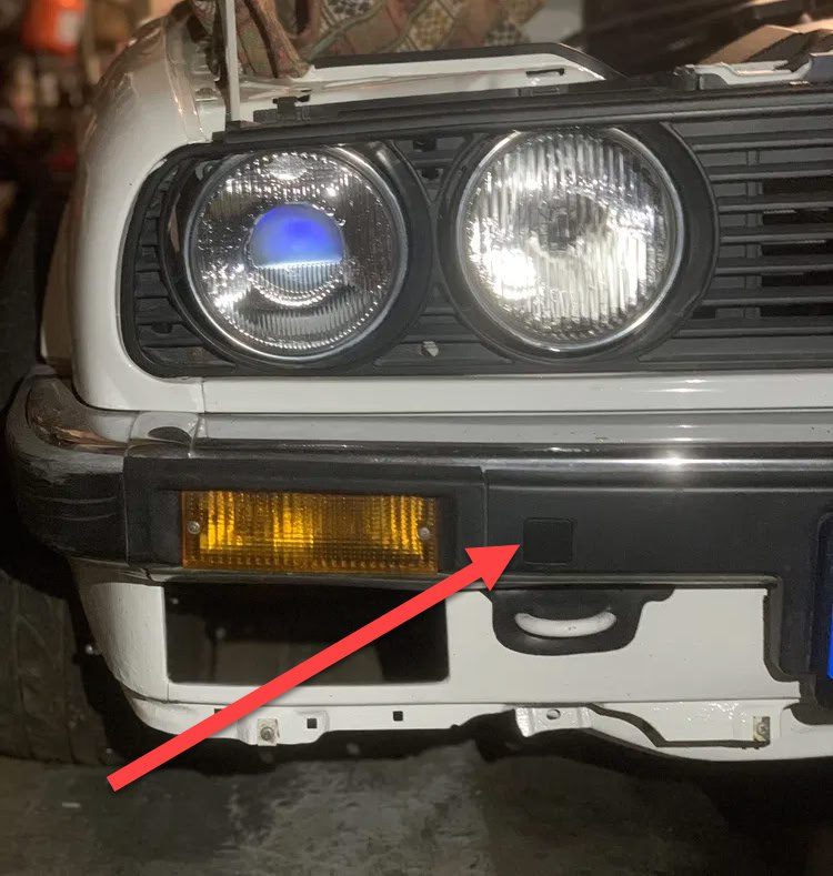 BMW E30 — заглушка молдинга переднего бампера