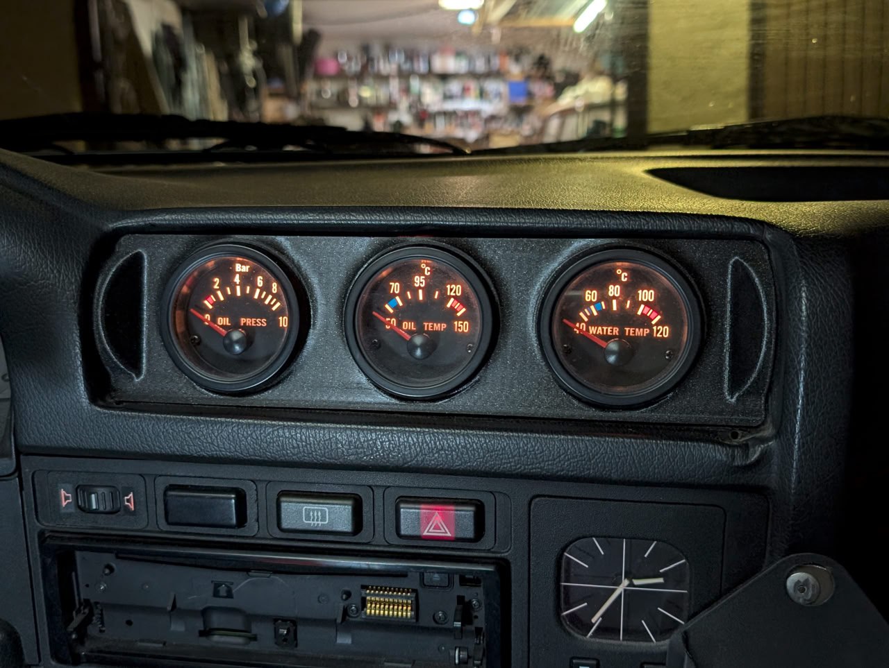 Центральная вентиляционная панель под 3 манометра BMW E30 — 3D-печать, салон, ракурс 2 из 3