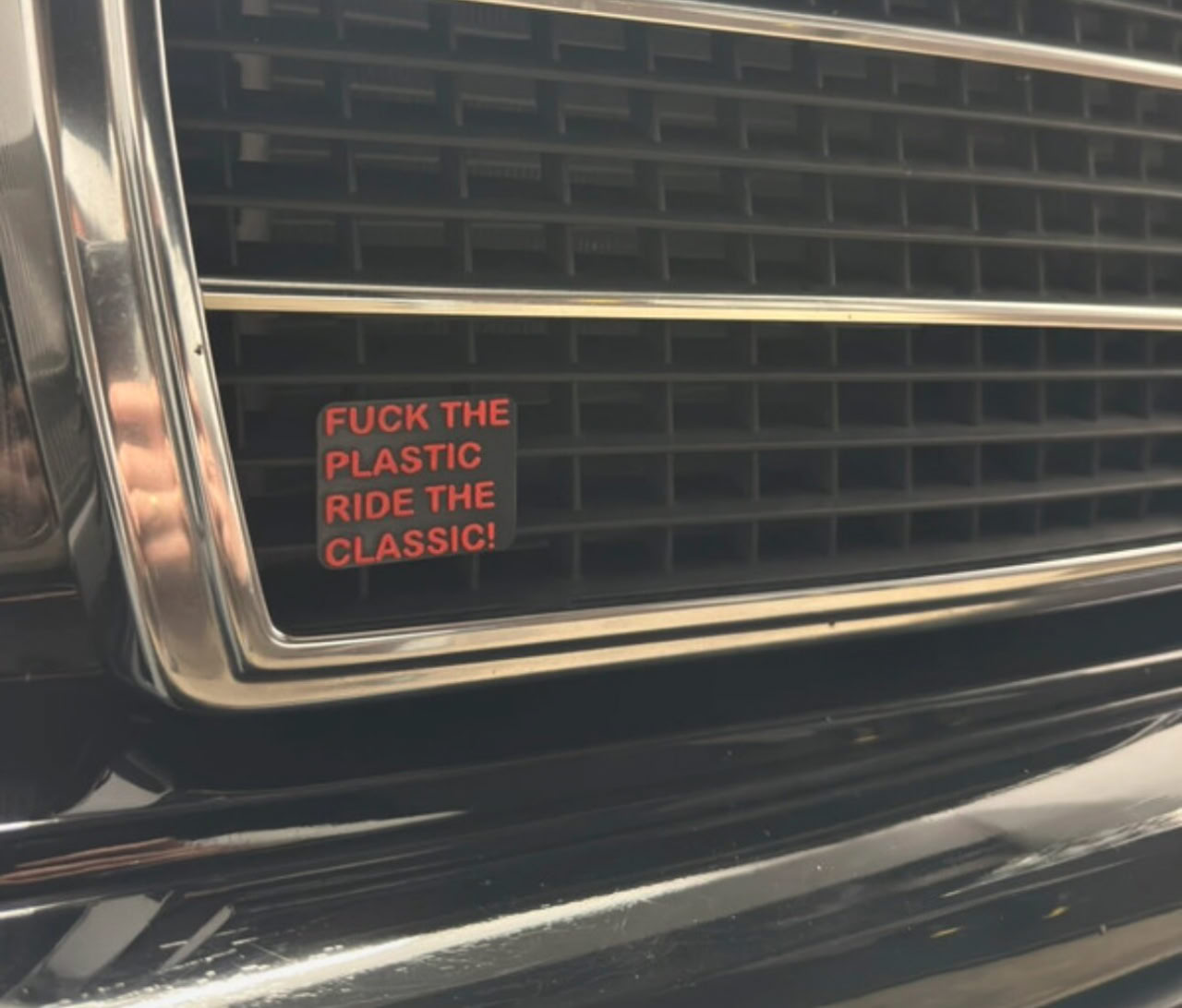 Эмблема на решётку “F*CK THE PLASTIC – RIDE THE CLASSIC” для Mercedes-Benz W201 — 3D-печать, кузов, ракурс 2 из 3