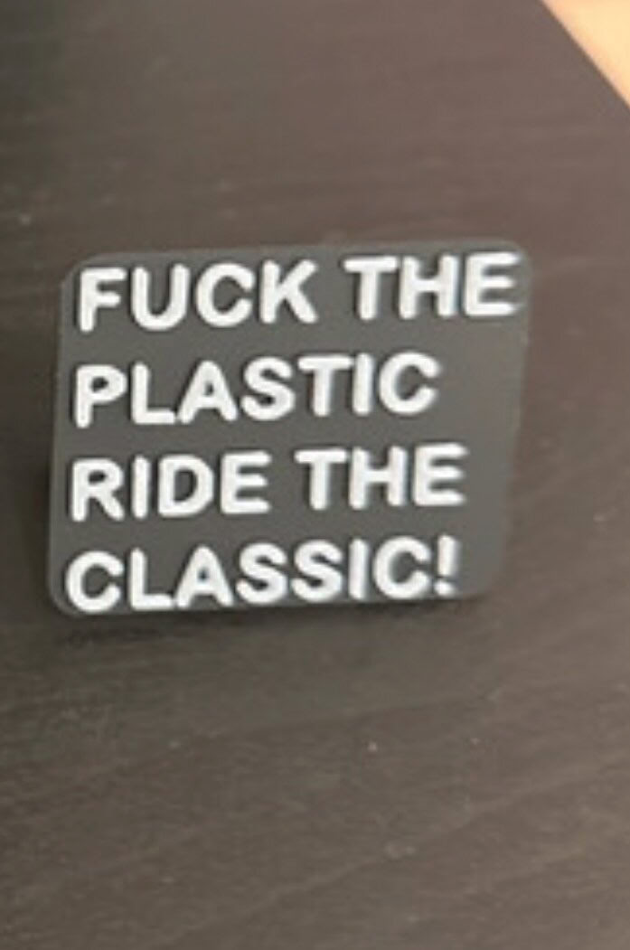 Эмблема на решётку “F*CK THE PLASTIC – RIDE THE CLASSIC” для Mercedes-Benz W201 — 3D-печать, кузов, ракурс 3 из 3