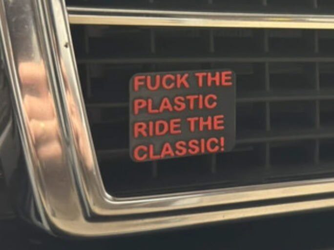 Эмблема на решётку “F*CK THE PLASTIC – RIDE THE CLASSIC” для Mercedes-Benz W201