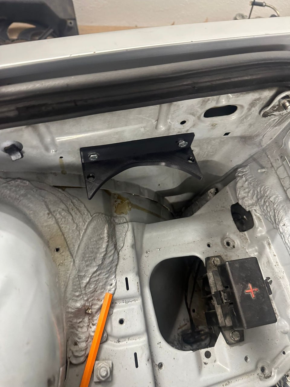 Кронштейн расширительного бачка Volkswagen для BMW E36 — 3D-печать, двигатель, ракурс 3 из 3