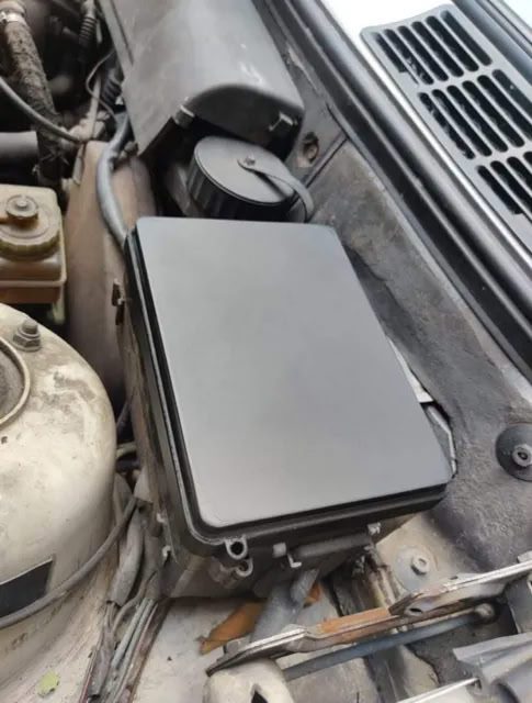 Крышка блока предохранителей BMW E30