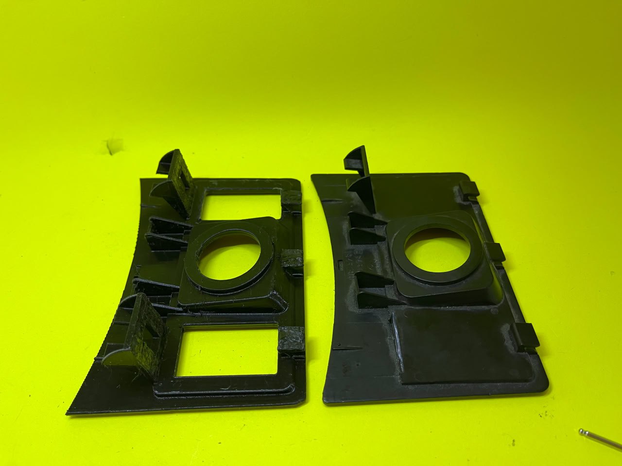 Панель заднего ряда с кнопками обогрева BMW E34 — 3D-печать, салон, ракурс 2 из 3