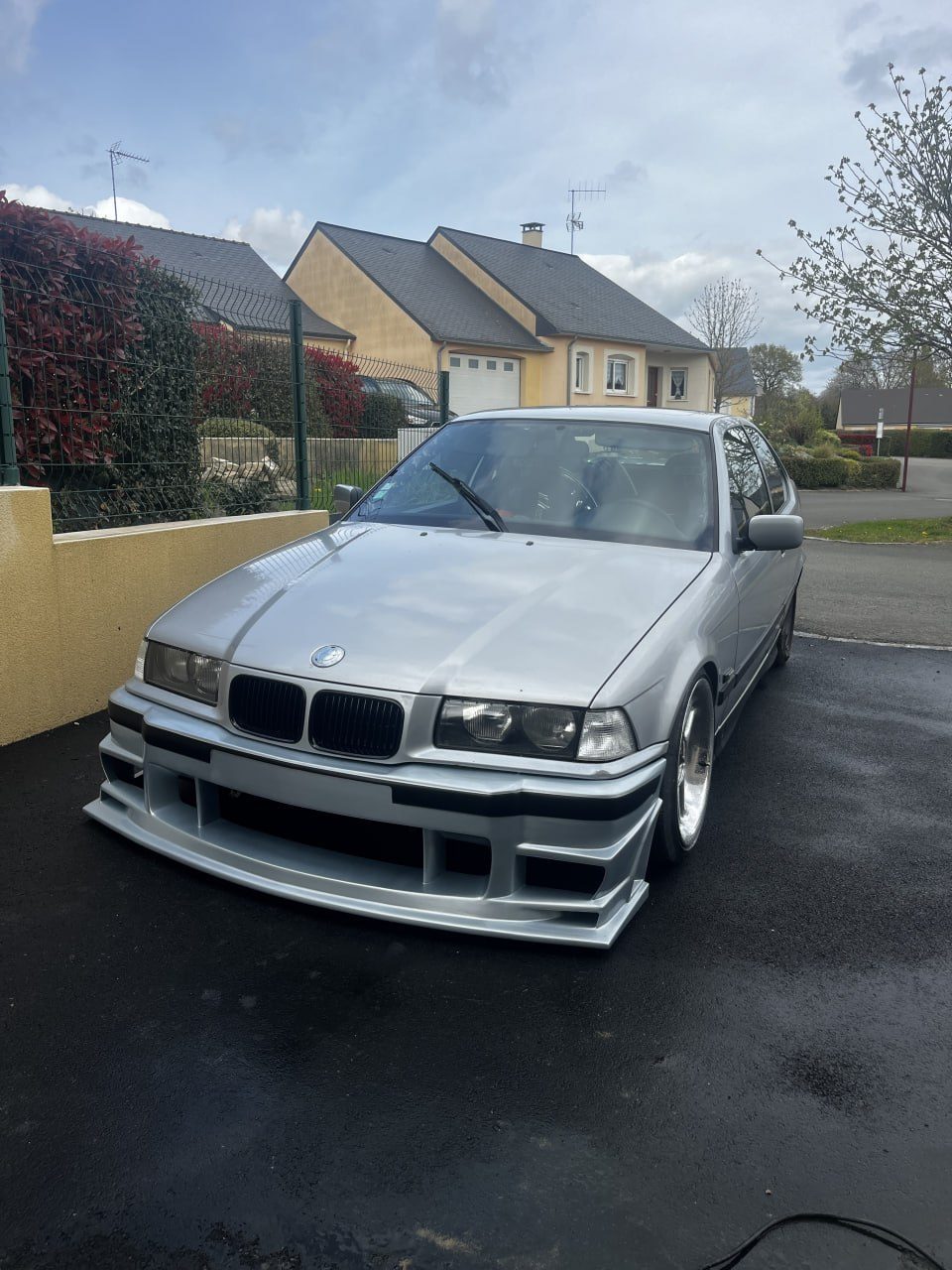 Передний бампер в стиле Bomex для BMW E36