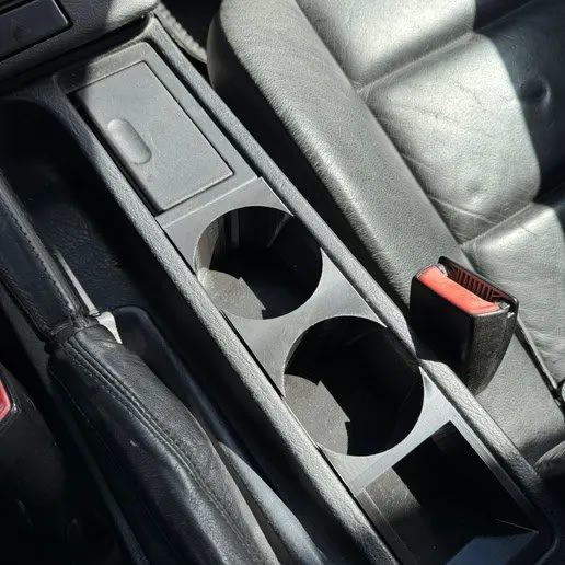 Подстаканник для BMW E36 (установка в центральный тоннель) — 3D-печать, салон, ракурс 2 из 3