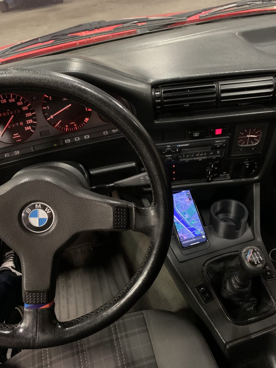 Подстаканник под MagSafe для BMW E30 — 3D-печать, салон, ракурс 2 из 3