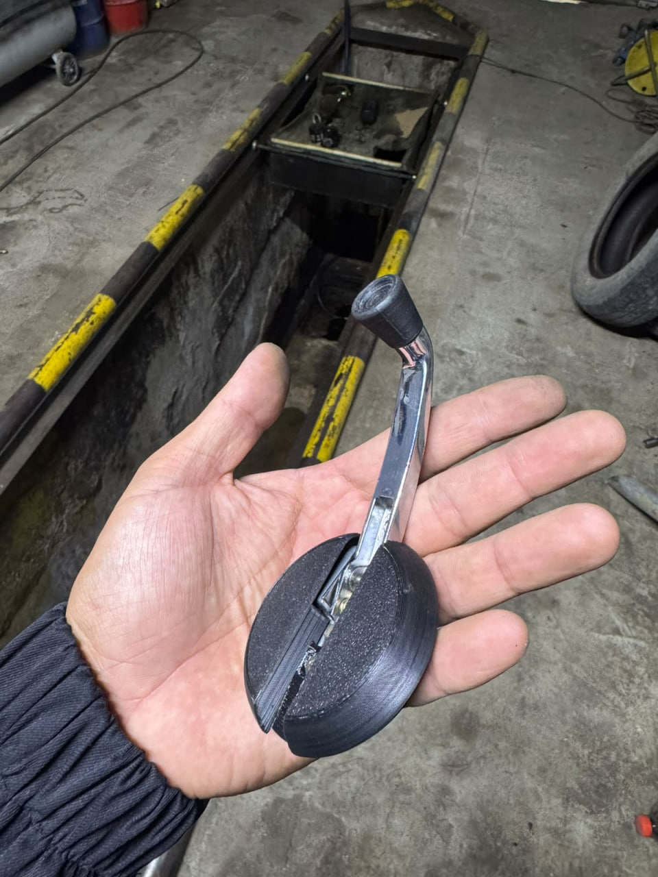 Ручка люка BMW E30 — 3D-печать, салон, ракурс 2 из 3