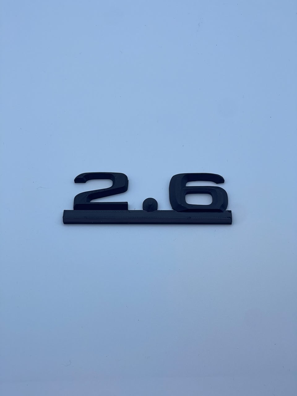 Шильдик на багажник Mercedes W201 «2.6» — 3D-печать, кузов, ракурс 2 из 4
