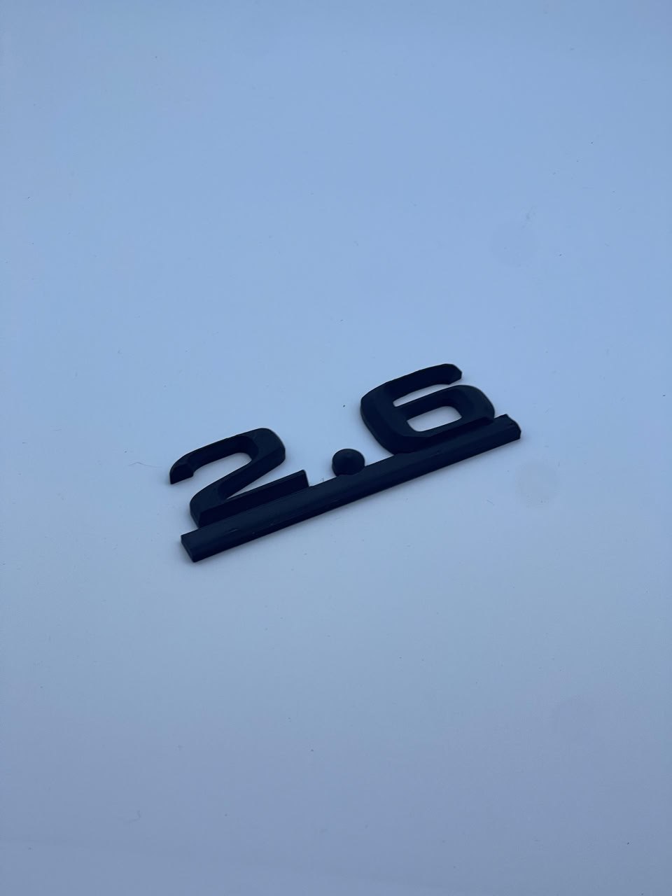 Шильдик на багажник Mercedes W201 «2.6» — 3D-печать, кузов, ракурс 3 из 4