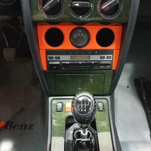 Вставка в центральную консоль Mercedes W201 / 190E (длинная борода, не 16V)